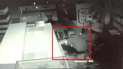 On cam: Smartphones worth Rs 25 lakh stolen from shop in UP's Aligarh