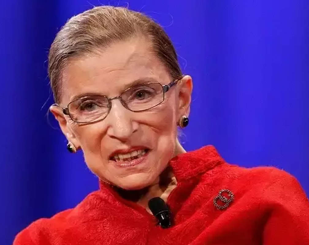 
US: Hundreds gather at Supreme Court to mourn Justice Ginsburg's death
