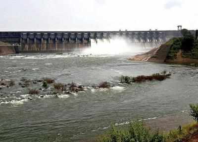 Boat capsizes in Ukai dam; 1 drowns | Surat News - Times of India