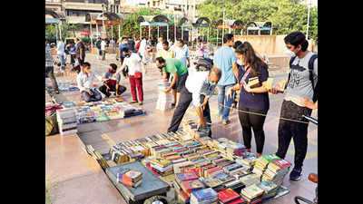 Delhi: Sellers fail to book profit as weekly market yet to take off