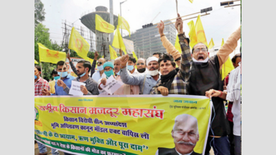 Madhya Pradesh farmers take to streets, threaten stir over agriculture bills