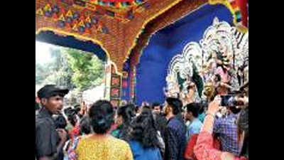 Kolkata: New role for security guards at pandals in new-normal Durga ...