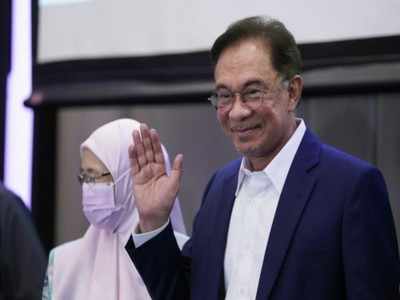 Malaysia's Anwar Ibrahim says has backing to form govt, PM stands firm