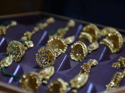 Gold price falls for fourth consecutive day; declines by Rs 485 per 10 grams