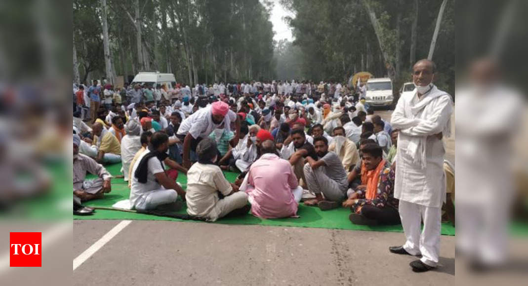 Farmers block roads, protest against farm bills