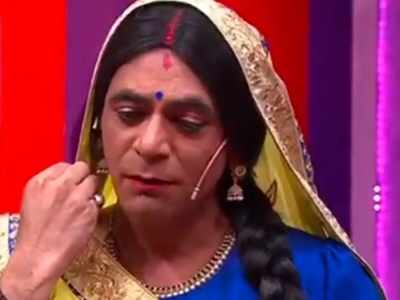 Sunil Grover aka Topi Bahu photocopies rotis for her husband in this hilarious video