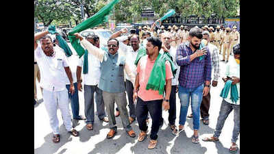 Farmers block Bengaluru highway in Mandya, traffic thrown out of gear