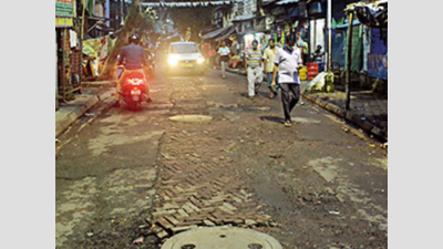 Cops prepare list of bad roads for pre-Puja repairs in Kolkata