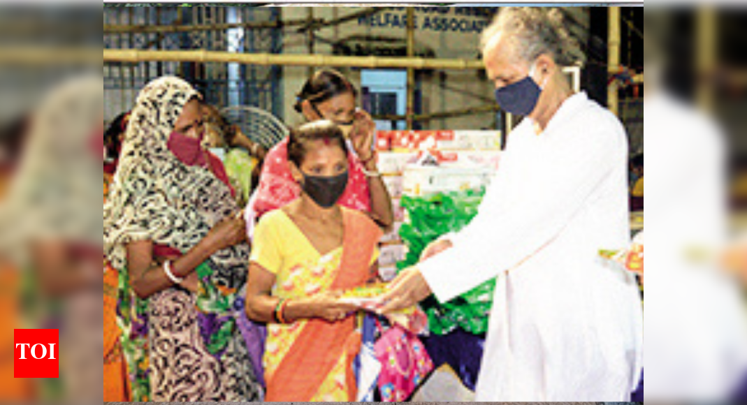 Kolkata Members of Golf Club Road felicitate Covid warriors Kolkata