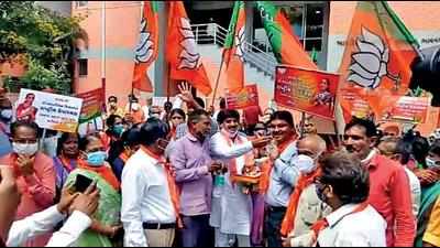 Bhavnagar BJP workers defy Covid rules for Shiyal’s political appointment