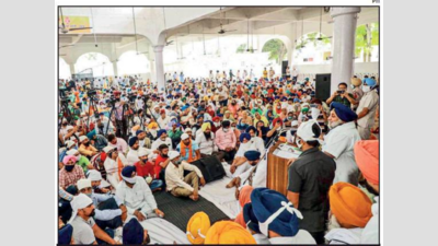 Sukhbir calls for joint fight for rights of farmers, farm labour, traders