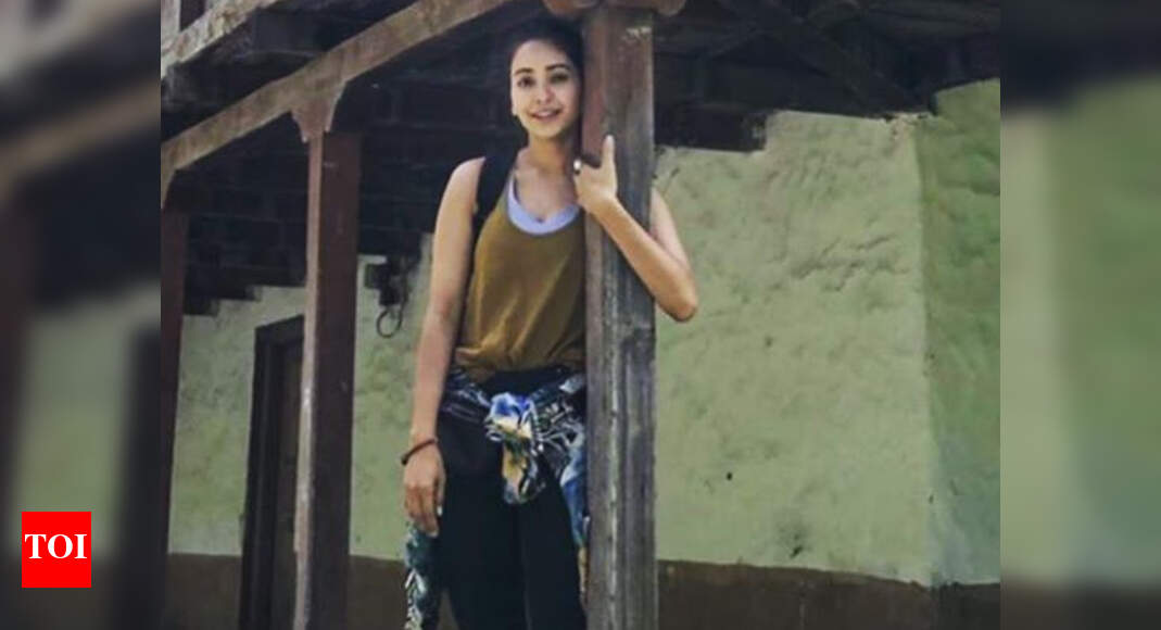 Asha negi shuts a troll in style who told her, 'buddi ho gayi shaadi karlo' - times of india