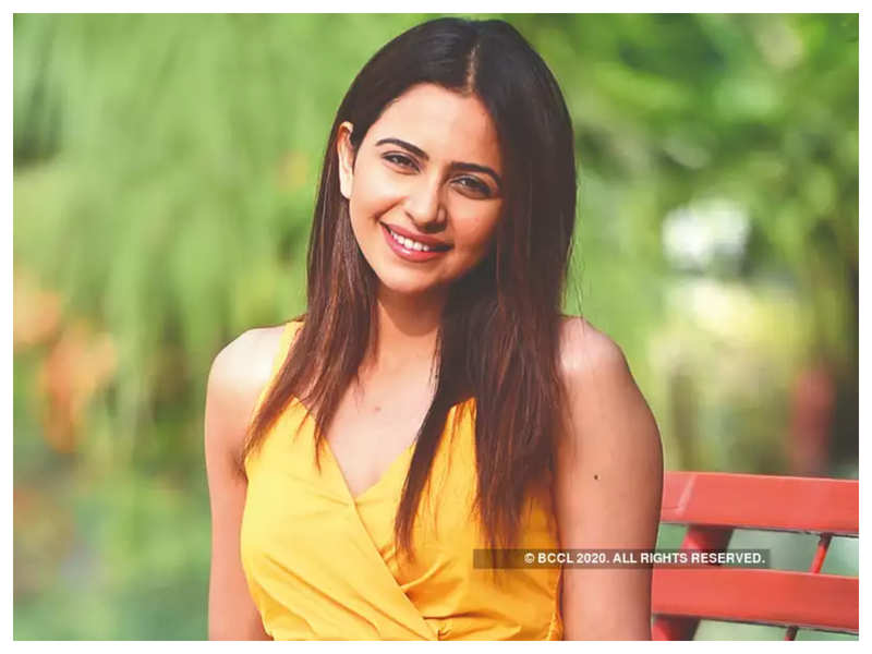 Rakul Preet Tells Delhi High Court That She A Non Smoker Teetotaller Hindi Movie News