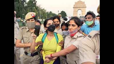 Delhi: Several students, activists take to street, detained