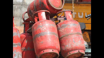 Mumbai: 19kg LPG cylinder sees Rs 25 price hike