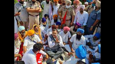 Punjab: BJP's Tarun Chugh faces farmers' protest, seeks to explain benefits of farm laws to them