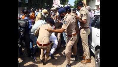 Chavda, Congress workers detained