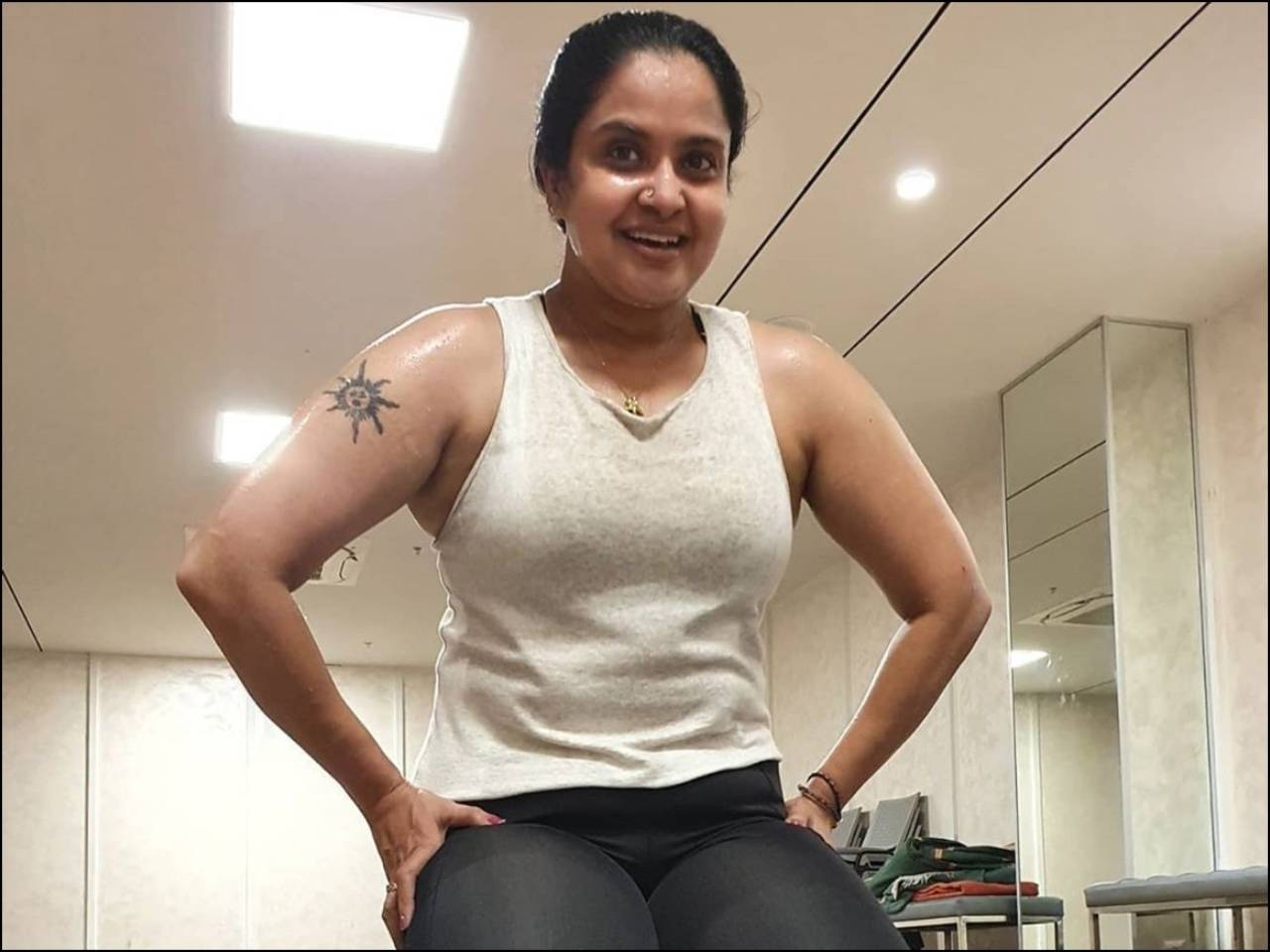 Watch VIDEO! Actress Pragathi shakes her leg to Aankh Marey in gym Telugu Movie News image