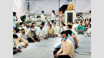 Congress and SP workers sit on silent protest in Jhansi on Gandhi Jayanti