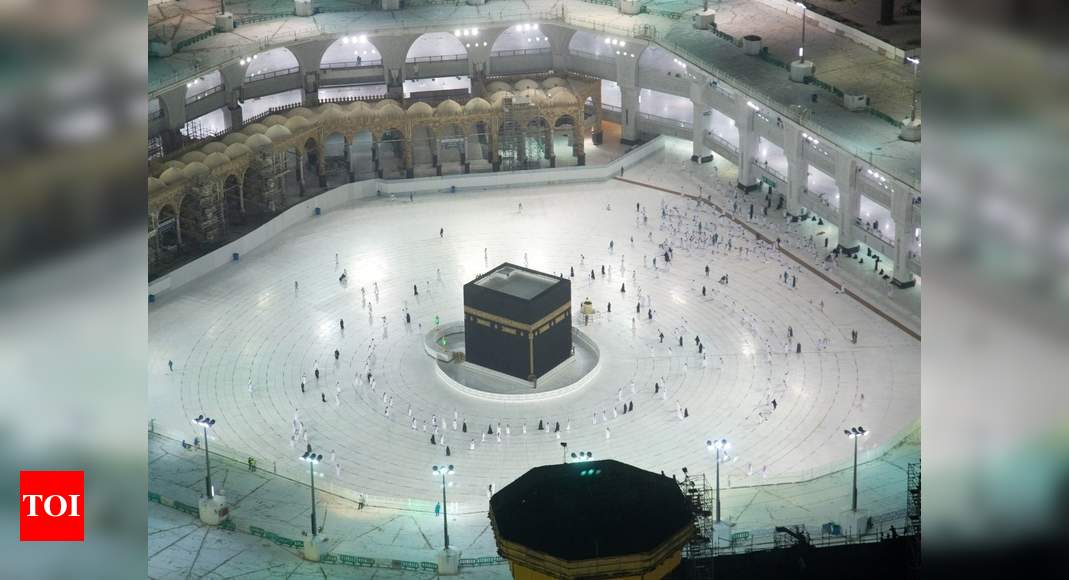 Covid: Saudi resumes Umrah pilgrimage to Mecca