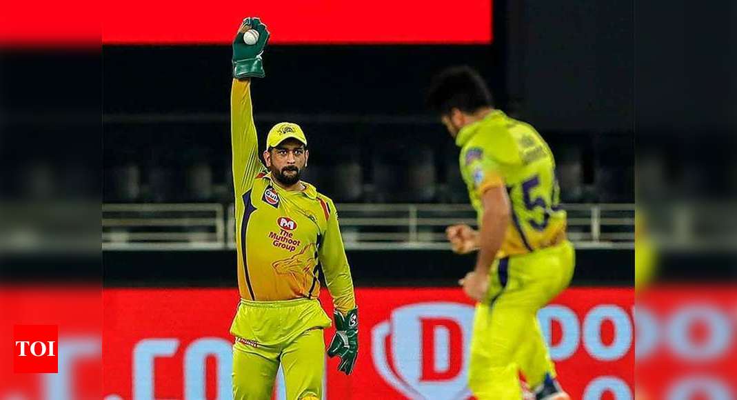 Dhoni completes 100 catches as a keeper in IPL