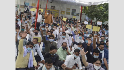 Discom staff protest against privatization, boycott work in Agra
