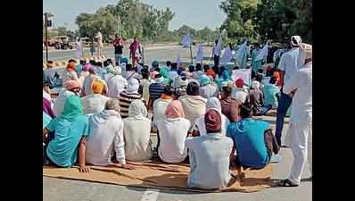 Yogendra Yadav among 100 evicted from farm protest site in Sirsa, detained for 9 hrs