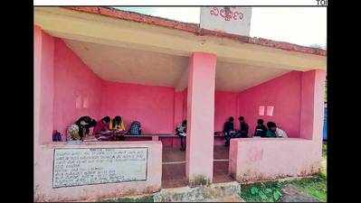 Network woes: Pupils attend classes from bus stand in Uttara Kannada