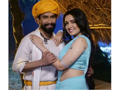 'Ghunghat Mein Ghotala 2': Aamrapali Dubey shares a romantic pose with co-star Nirahua from the sets