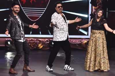 Kumar Sanu strikes SRK’s signature pose while performing to his song from 'Dilwale Dulhania Le Jayenge'