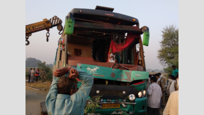 Three killed, several injured on Yamuna Expressway in Aligarh