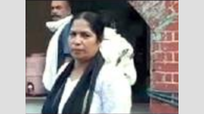 Deoria: Congress woman neta assaulted for slur on bypoll candidate