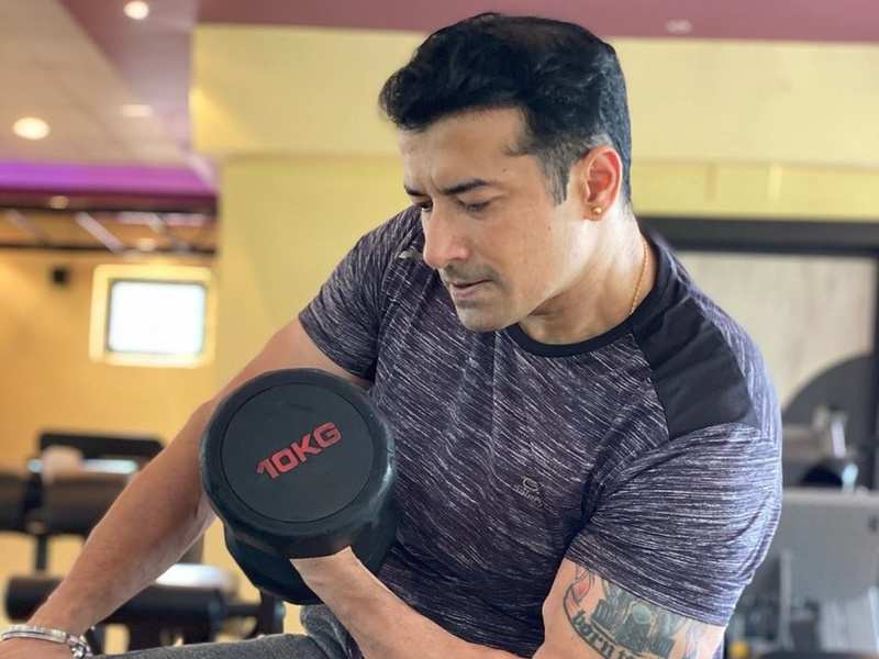 Actor Rishi Kaushik flaunts his love for fitness - Times of India