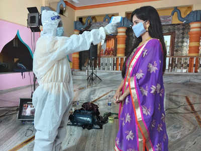 Shivani Baokar resumes shooting for her travel show 'Mann Mandira Gajar Bhakticha'