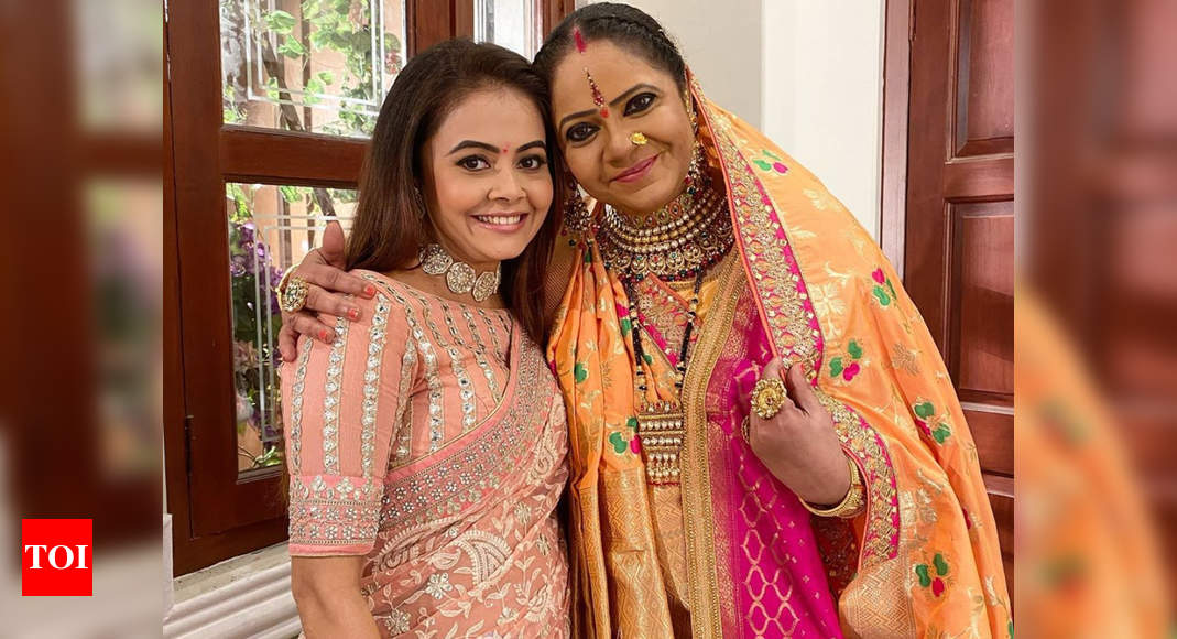 Saath Nibhaana Saathiya 2: Devoleena Bhattacharjee poses with Rupal Patel  on the sets, says 'Swagat nahi karoge humara' - Times of India