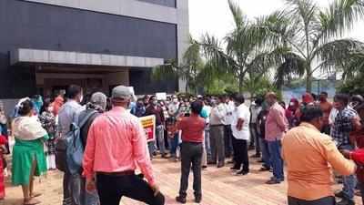 Nagpur: Narayana Koradi Rd branch kids’ parents protest fee demand