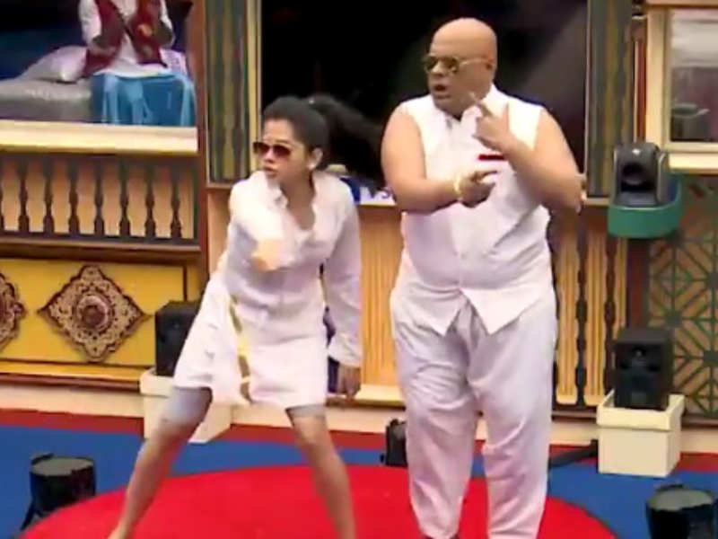 Bigg Boss Tamil 4 Anitha Sampath And Suresh Chakravarthy Patch Up With A Dance Together Times Of India Explore @suresh_chakra7 twitter profile and download videos and photos lemme tear everyone's mask in the bb house😎✌ #parody | twaku. bigg boss tamil 4 anitha sampath and