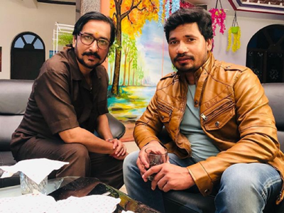 'Ghunghat Mein Ghotala 2': Pravesh Lal Yadav shares a photo with co-star Sanjay Pandey from the set