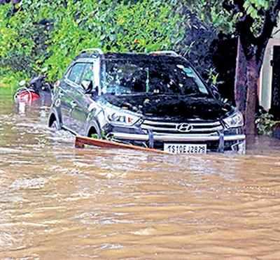 Damaged cars flood service centres, repair may cost lakhs - 78690016