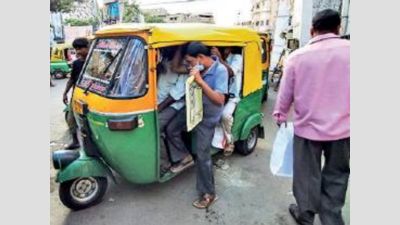 Kolkata: Autos back to 5 passengers, fleecing ahead of festival