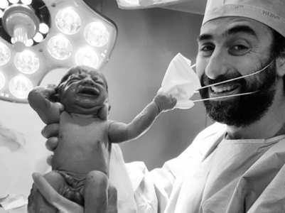 Going viral: Newborn baby takes off doctor's mask, gives internet a ray of positivity