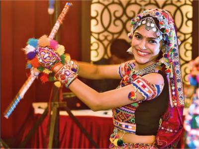 Female Dandiya Dancer Dancing With Sticks Photo Background And Picture For  Free Download - Pngtree