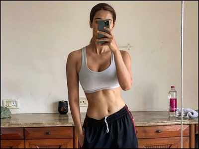 Disha Patani shows off her washboard abs in THIS mirror selfie