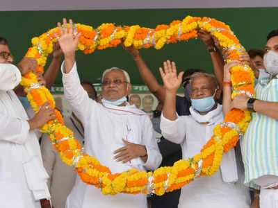 Nitish shares dais with Manjhi after five years