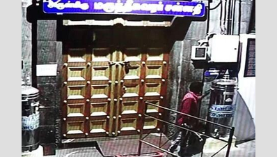 Man steals hundi offerings from Chennai’s Marundeeswarar temple after offering prayers and money