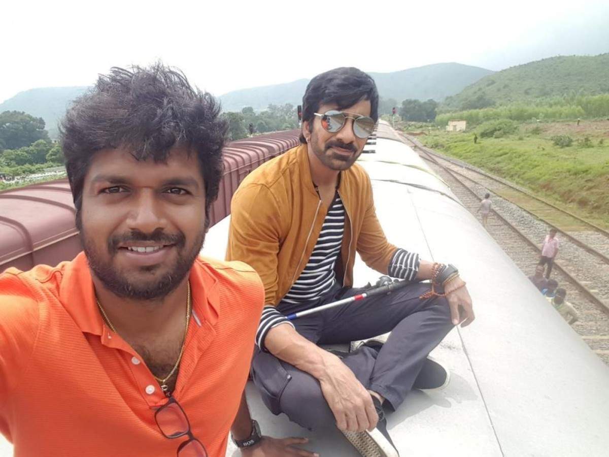 Ravi Teja shares a throwback picture of him and Anil Ravipudi on third  anniversary of Raja the Great | Telugu Movie News - Times of India