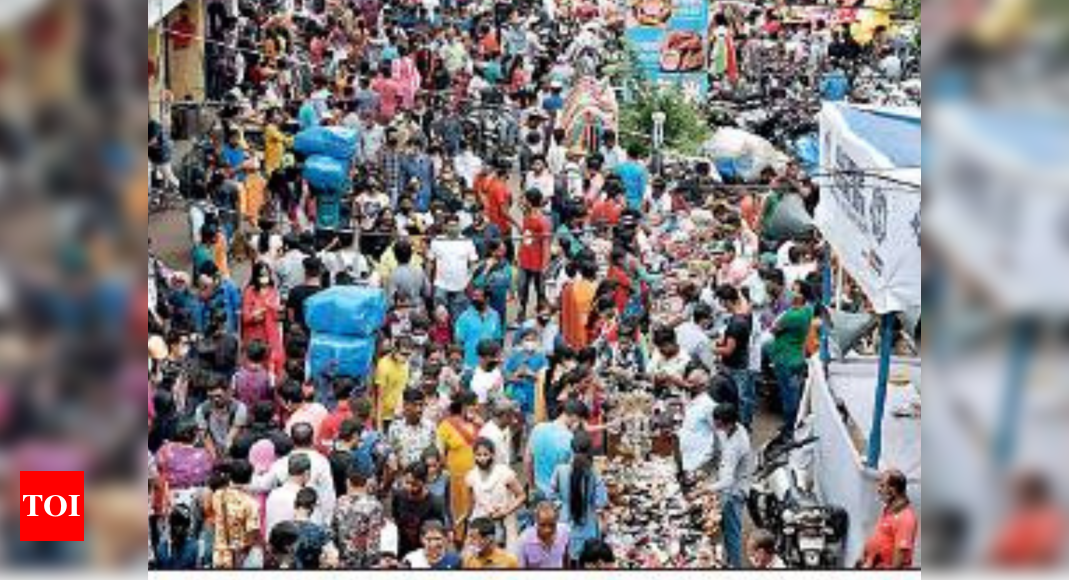 kolkata crowd surge at shopping hubs on last pre puja sunday but biz down by 50 kolkata news times of india kolkata crowd surge at shopping hubs