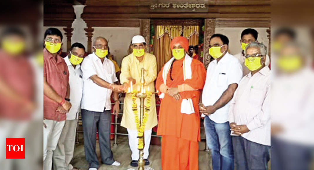 Muslim leader opens Dasara at Lingayat mutt