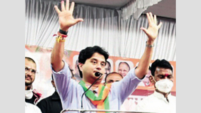 Jyotiraditya Scindia drums up support for Silwat in Sanwer rally