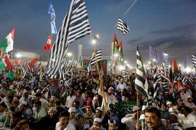 Pakistan Protest News: Tens of thousands rally to demand Pakistan PM ...